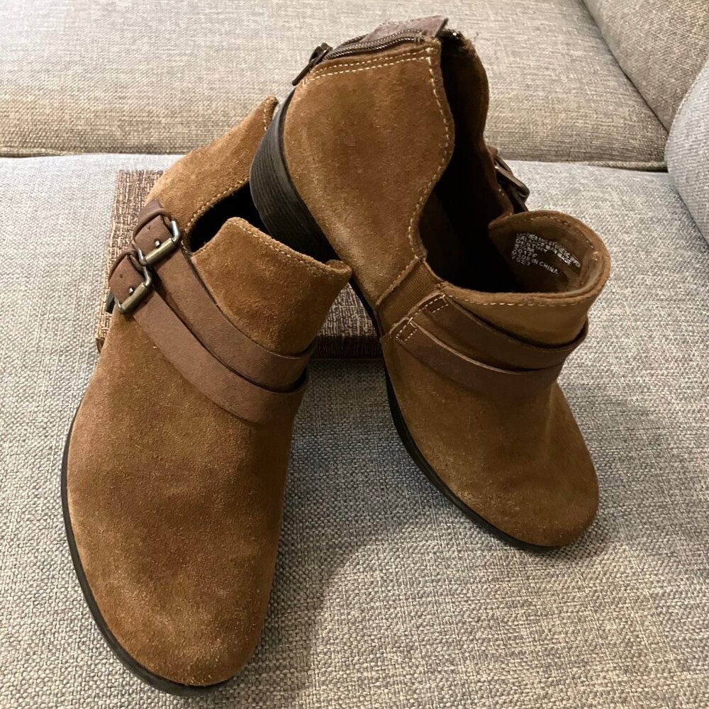Earth Origins Destiny Suede Heeled Brown Ankle Boot Women's Size 8.5W
